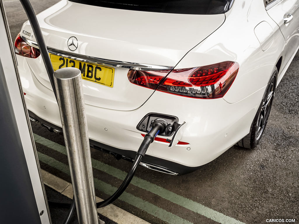 2021 Mercedes-Benz E 300 e Plug-In Hybrid (UK-Spec) - Charging