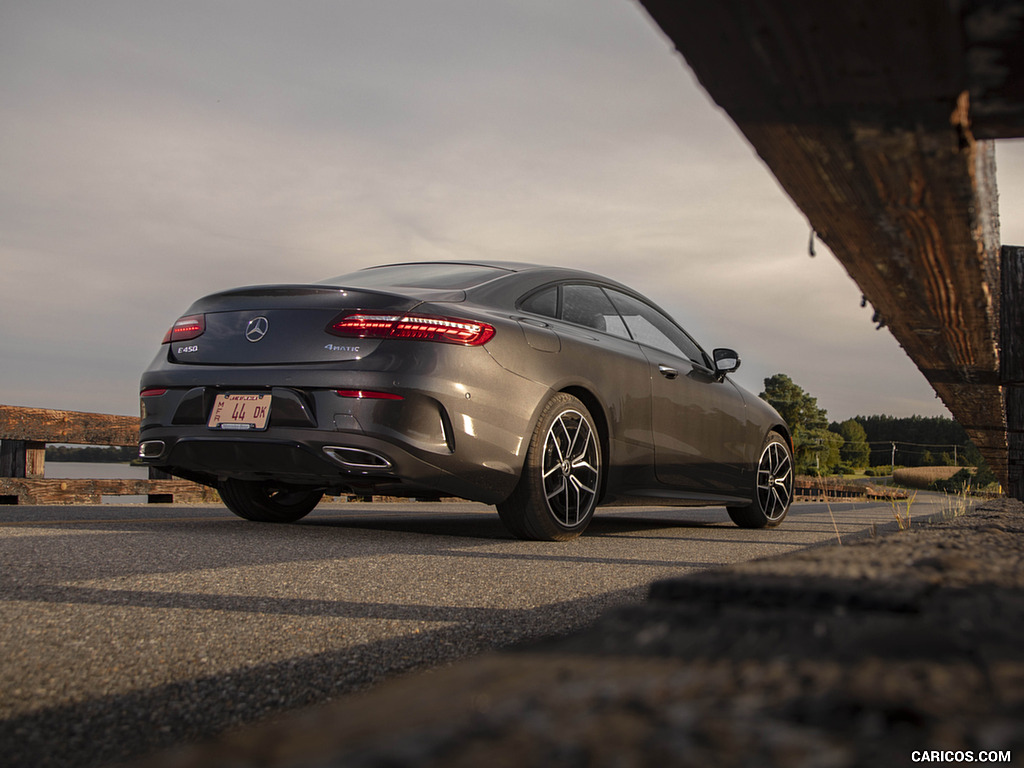 2021 Mercedes-Benz E 450 4MATIC Coupe (US-Spec) - Rear Three-Quarter