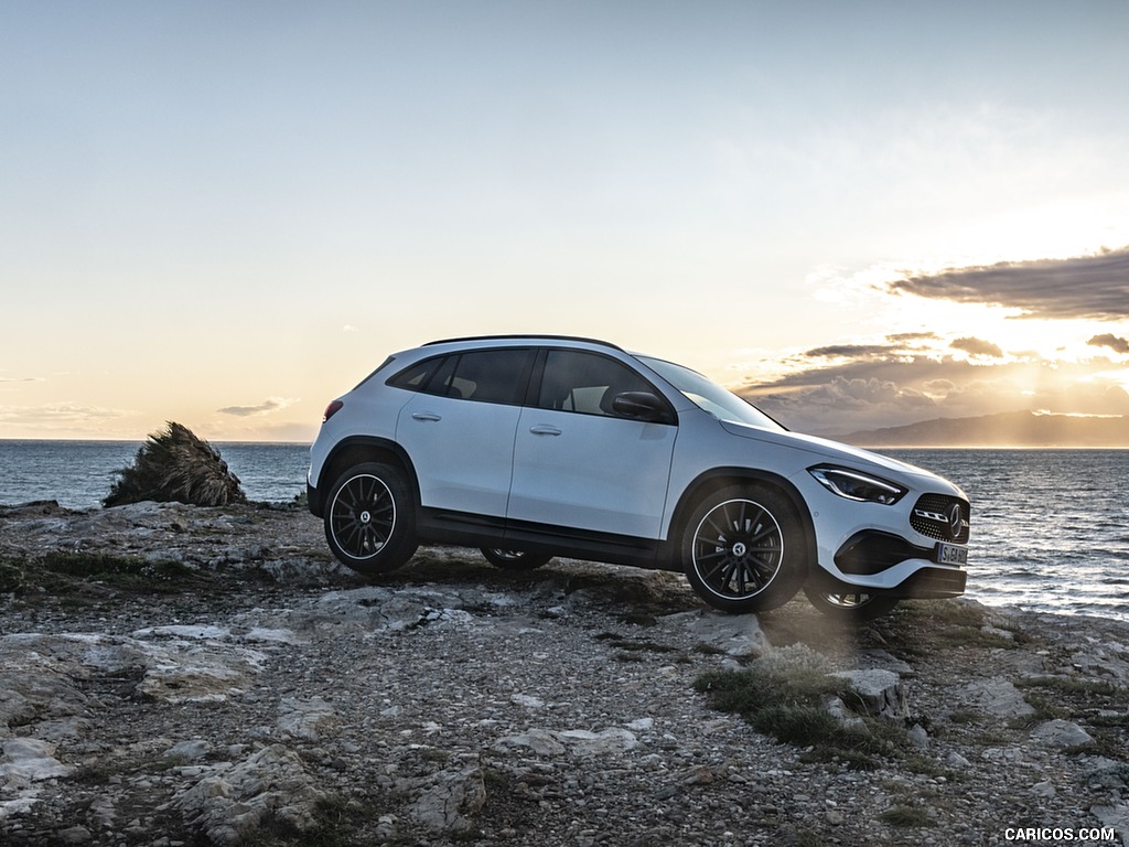 2021 Mercedes-Benz GLA 250 (Color: Digital White) - Front Three-Quarter