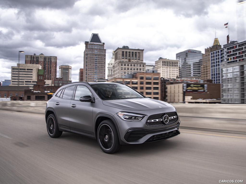 2021 Mercedes-Benz GLA 250 (US-Spec) - Front Three-Quarter