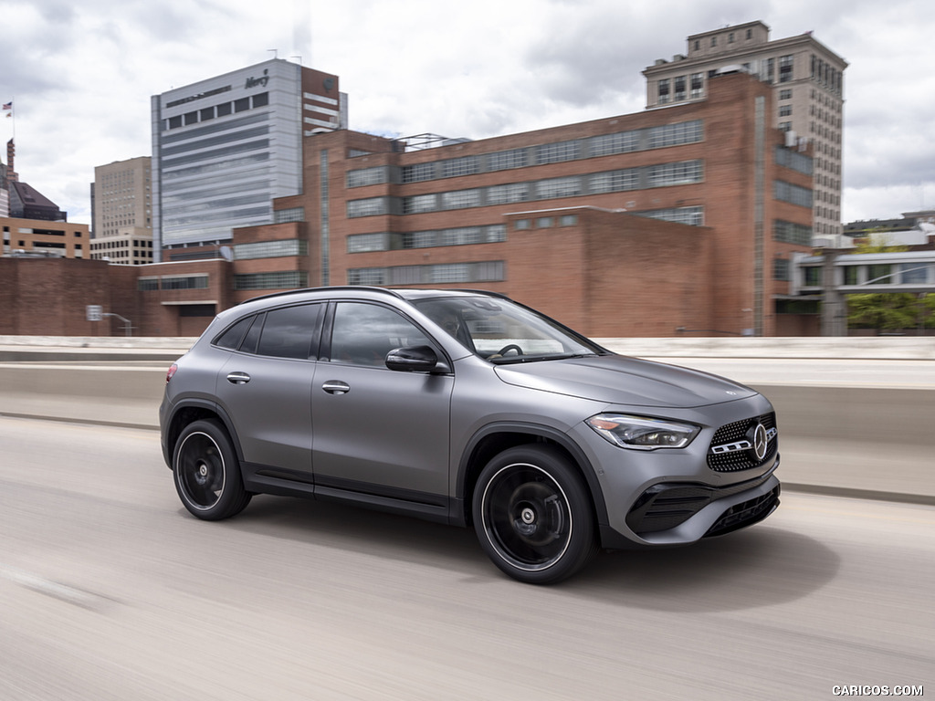 2021 Mercedes-Benz GLA 250 (US-Spec) - Front Three-Quarter