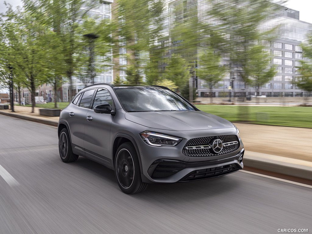 2021 Mercedes-Benz GLA 250 (US-Spec) - Front Three-Quarter