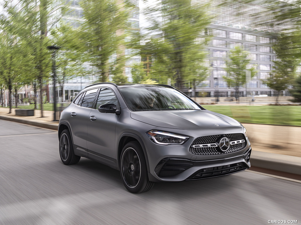 2021 Mercedes-Benz GLA 250 (US-Spec) - Front Three-Quarter