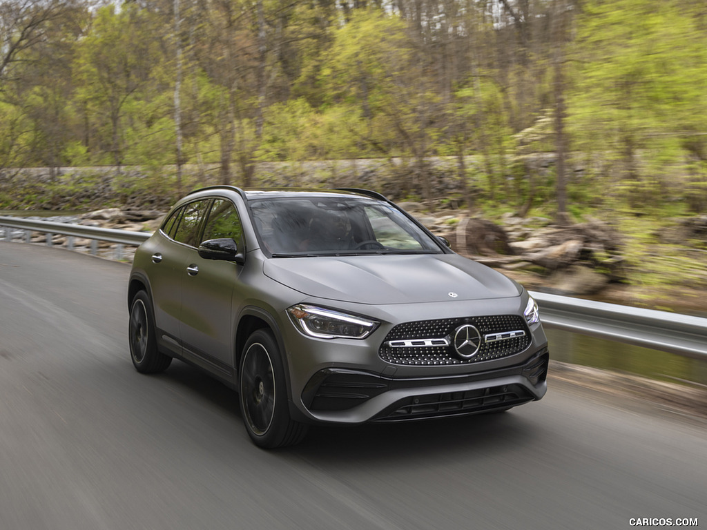 2021 Mercedes-Benz GLA 250 (US-Spec) - Front Three-Quarter