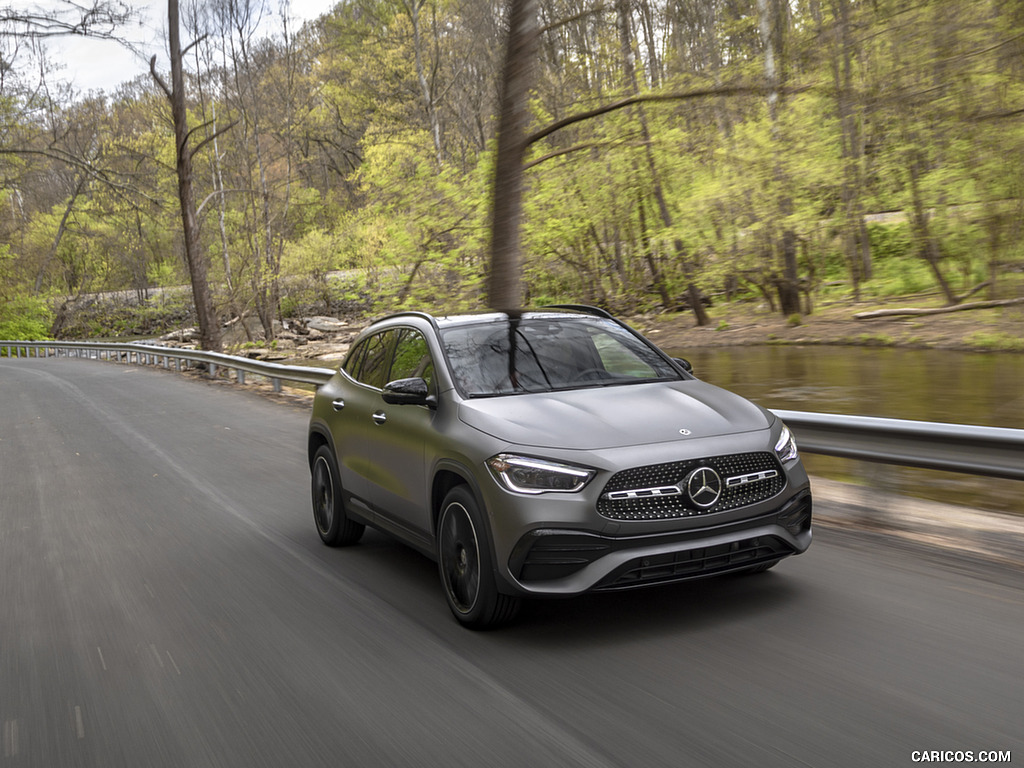 2021 Mercedes-Benz GLA 250 (US-Spec) - Front Three-Quarter