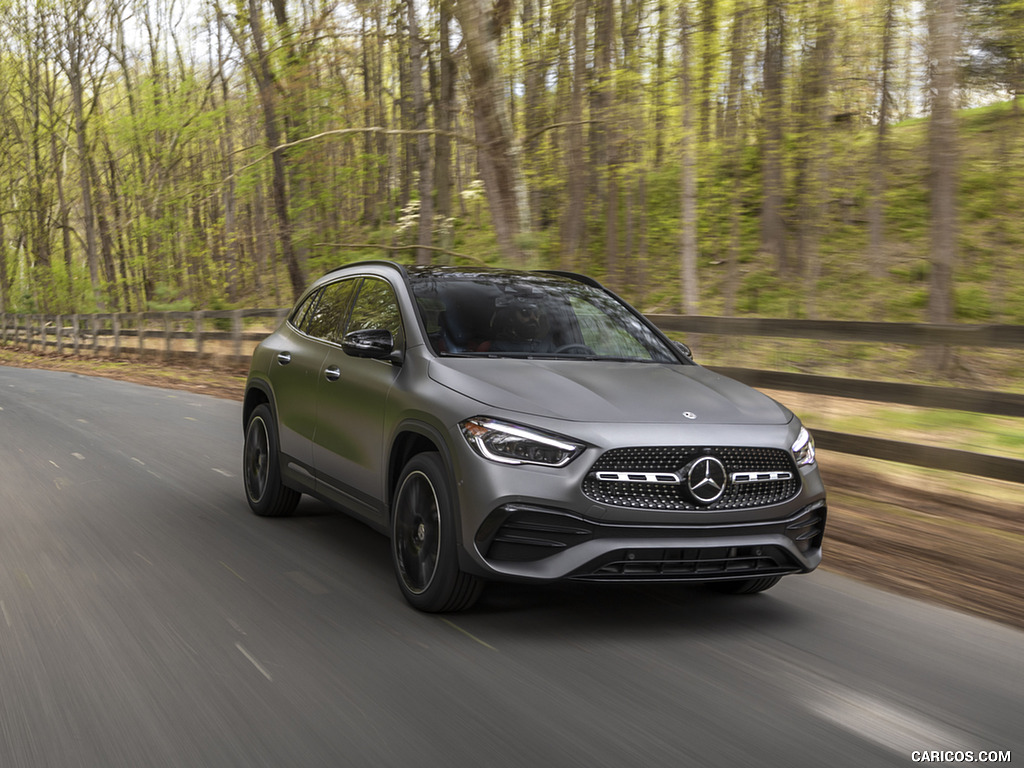 2021 Mercedes-Benz GLA 250 (US-Spec) - Front Three-Quarter