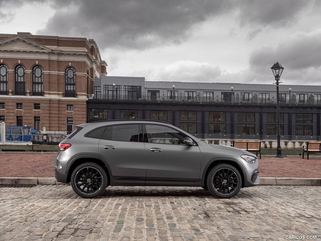 2021 Mercedes-Benz GLA 250 (US-Spec) - Side