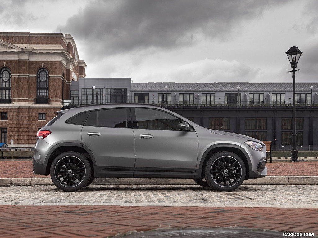 2021 Mercedes-Benz GLA 250 (US-Spec) - Side