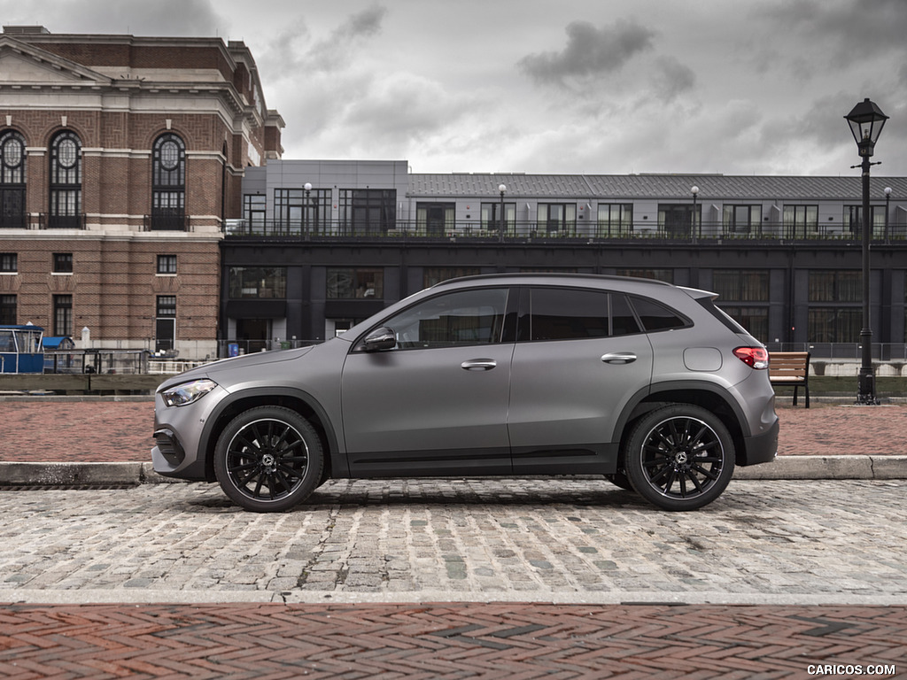 2021 Mercedes-Benz GLA 250 (US-Spec) - Side