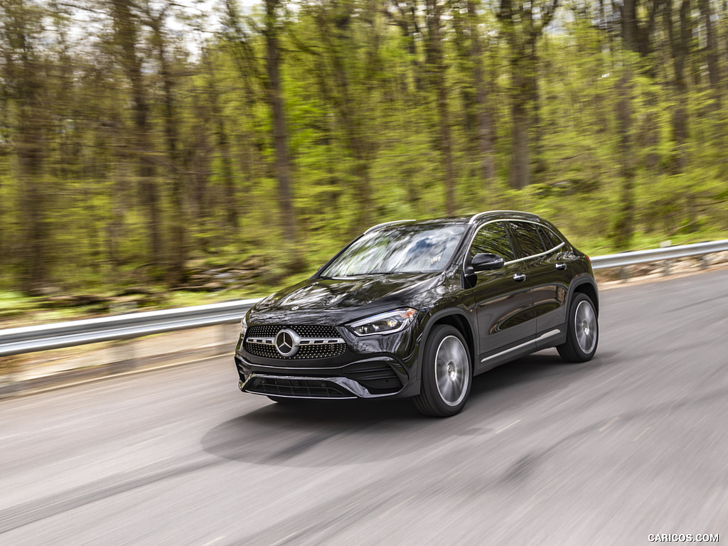 2021 Mercedes-Benz GLA 250 4MATIC (US-Spec) - Front Three-Quarter