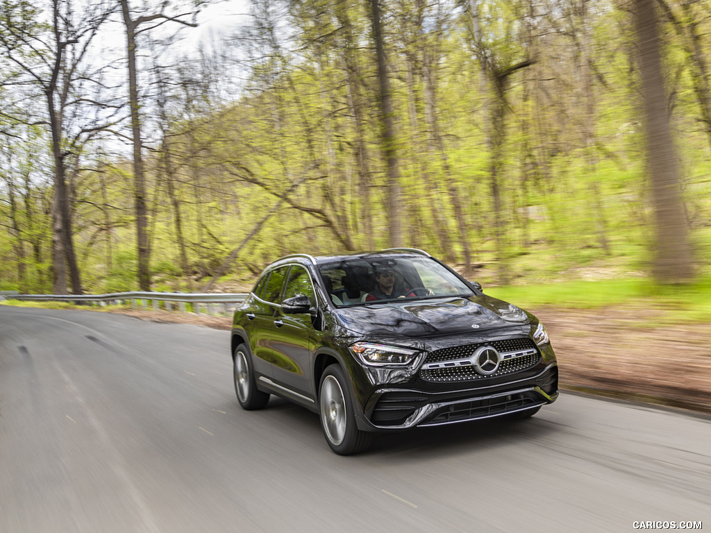 2021 Mercedes-Benz GLA 250 4MATIC (US-Spec) - Front Three-Quarter