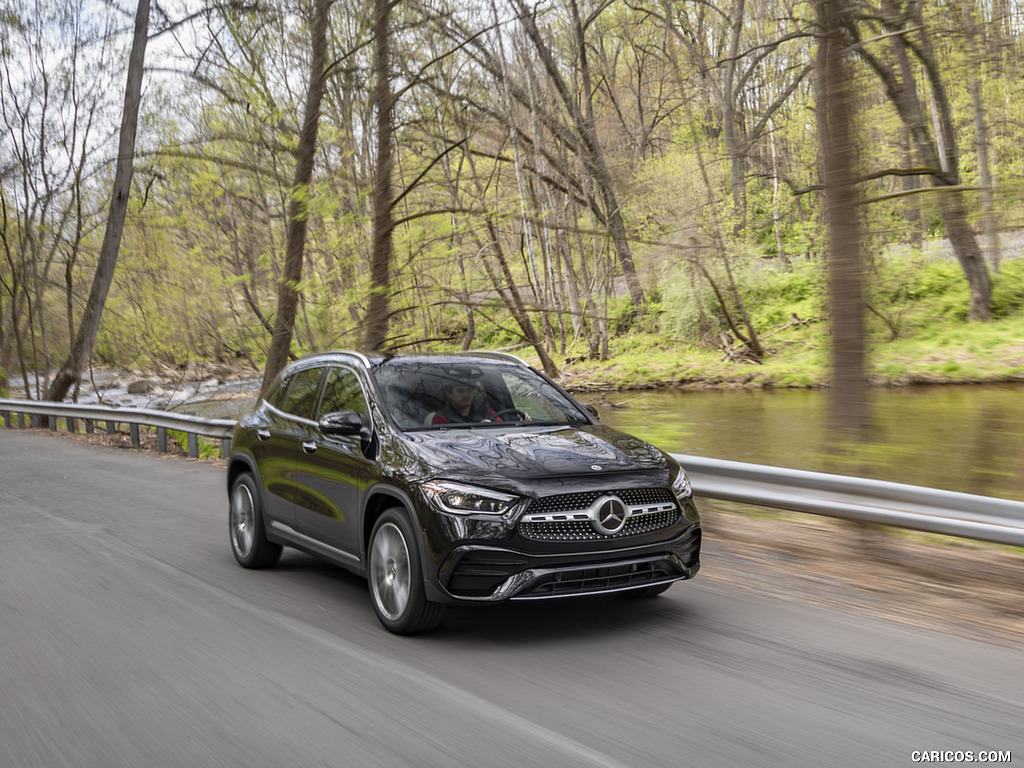 2021 Mercedes-Benz GLA 250 4MATIC (US-Spec) - Front Three-Quarter