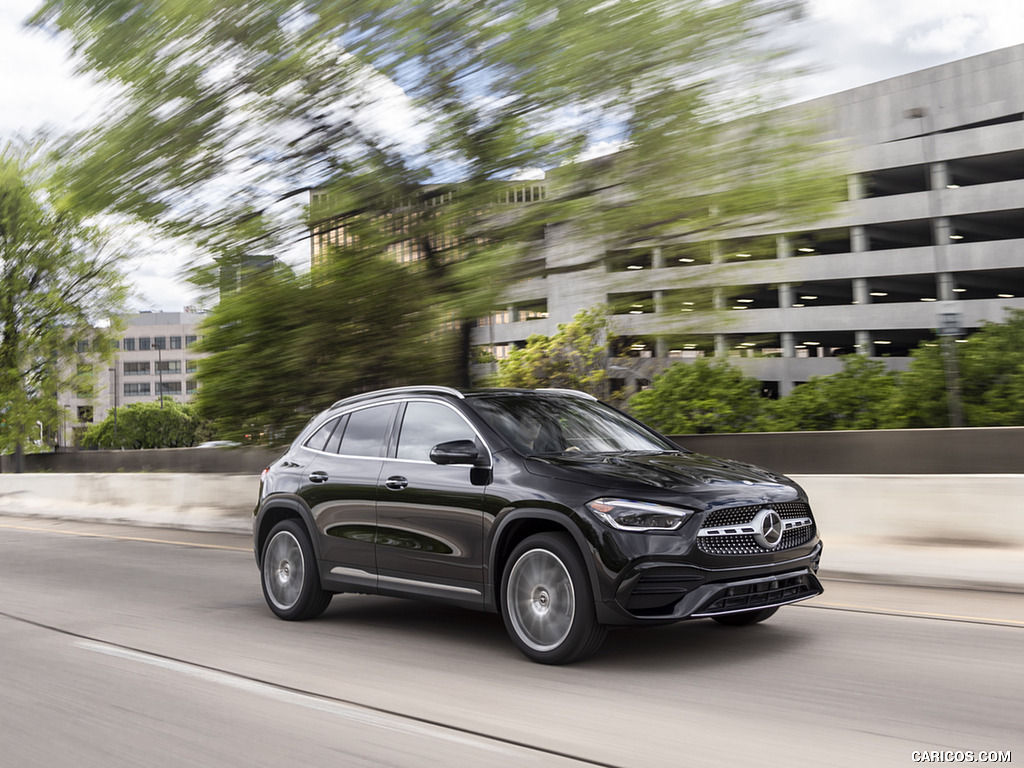 2021 Mercedes-Benz GLA 250 4MATIC (US-Spec) - Front Three-Quarter