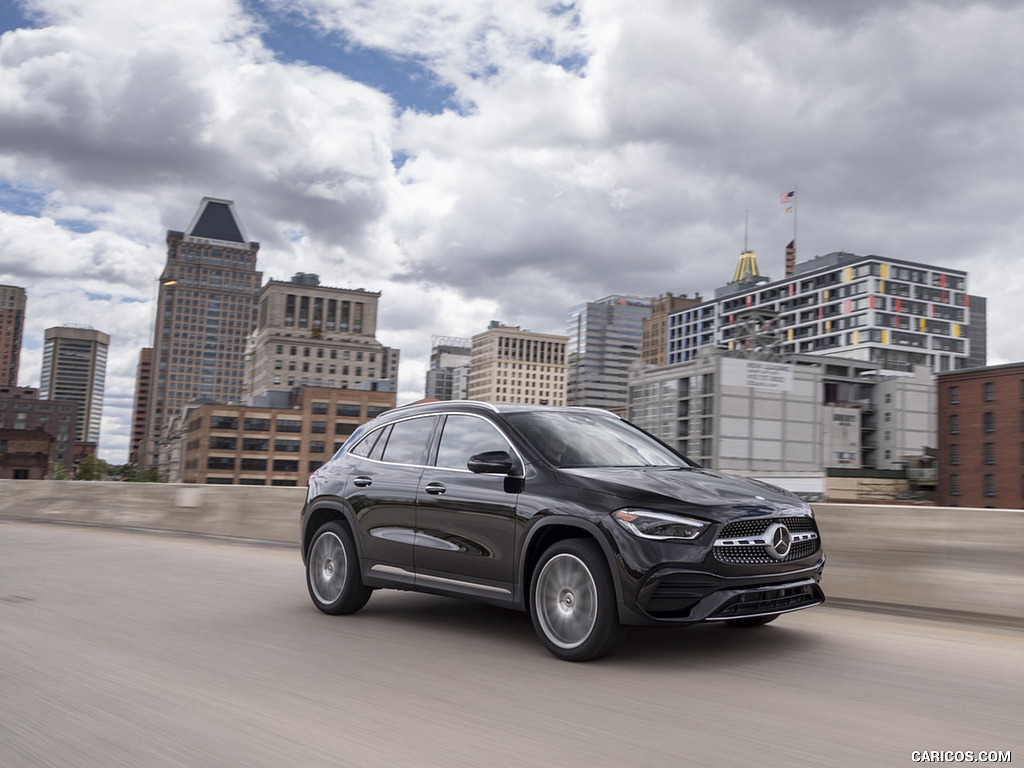 2021 Mercedes-Benz GLA 250 4MATIC (US-Spec) - Front Three-Quarter