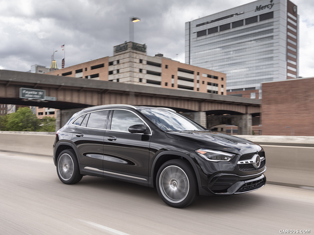 2021 Mercedes-Benz GLA 250 4MATIC (US-Spec) - Front Three-Quarter