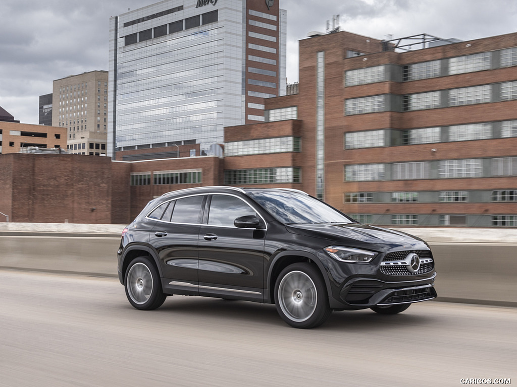 2021 Mercedes-Benz GLA 250 4MATIC (US-Spec) - Front Three-Quarter