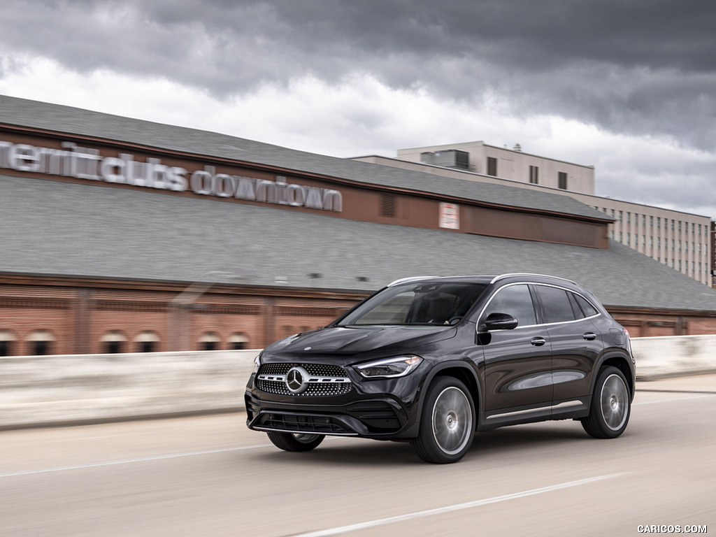 2021 Mercedes-Benz GLA 250 4MATIC (US-Spec) - Front Three-Quarter