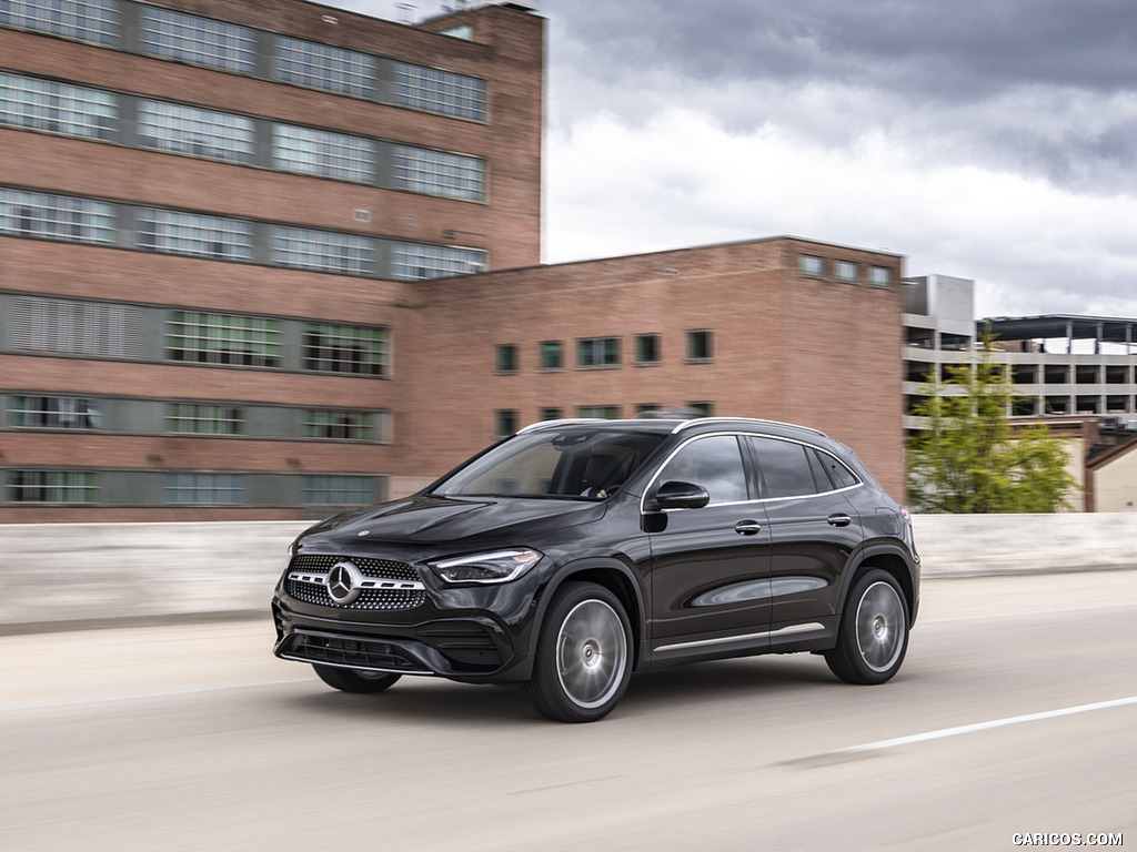 2021 Mercedes-Benz GLA 250 4MATIC (US-Spec) - Front Three-Quarter