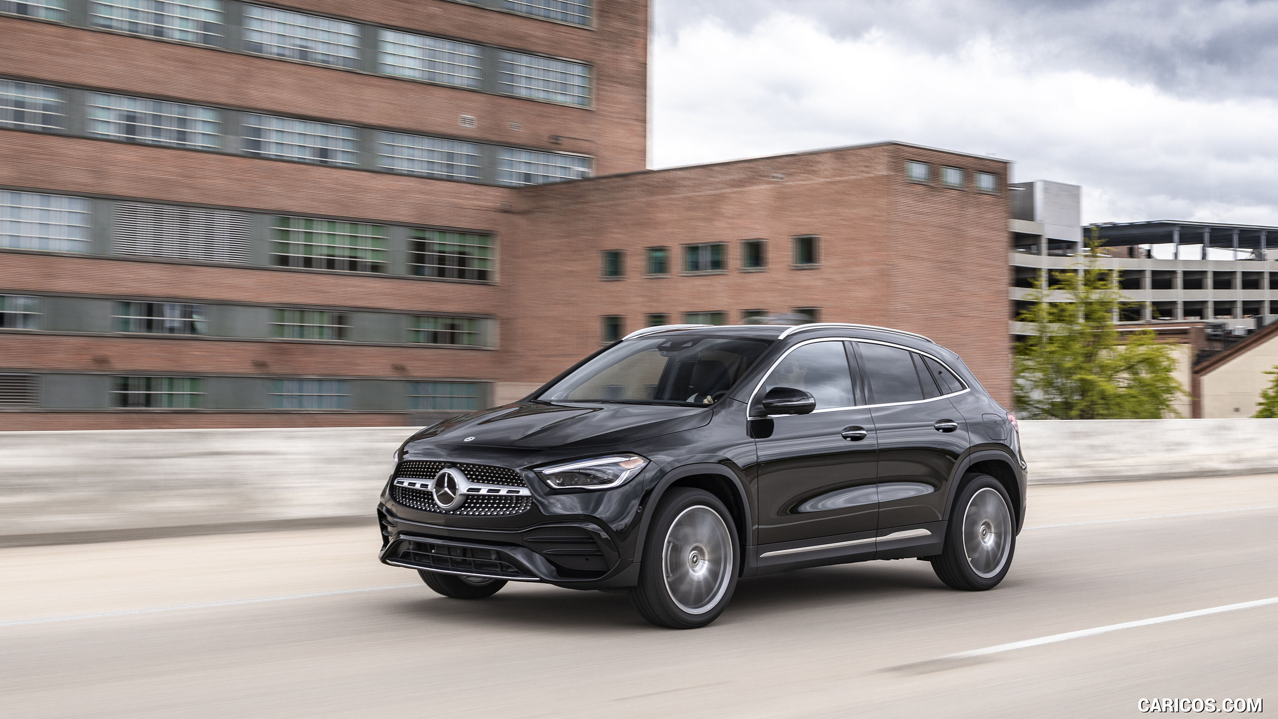 2021 Mercedes-Benz GLA 250 4MATIC (US-Spec) - Front Three-Quarter | Caricos