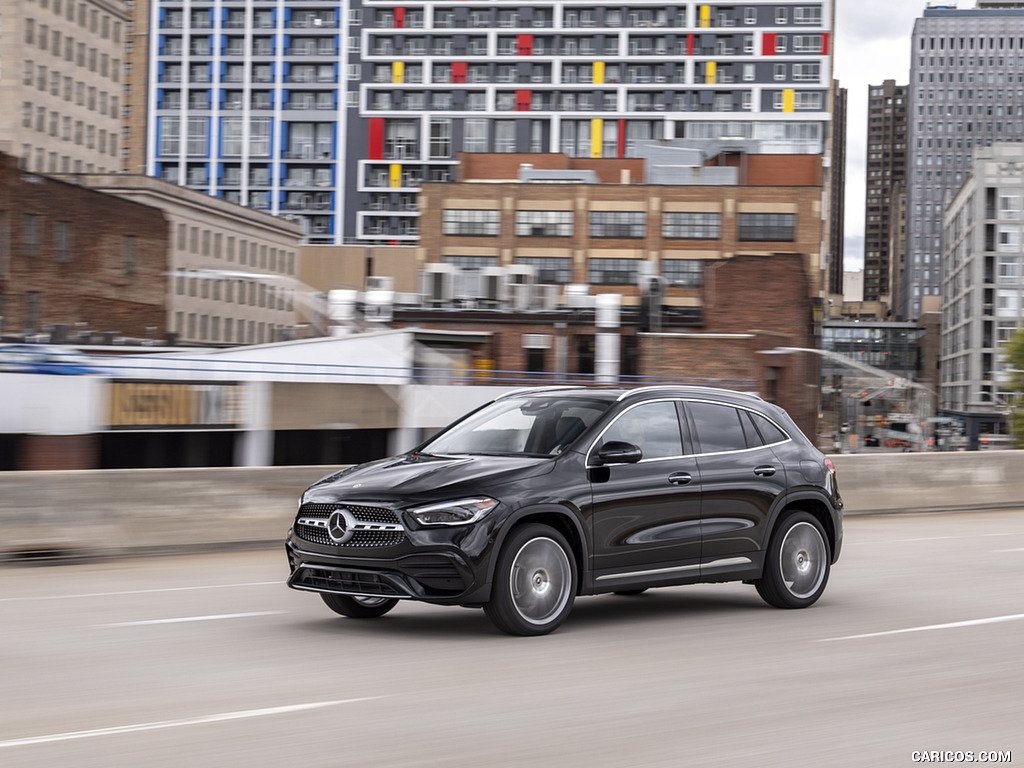 2021 Mercedes-Benz GLA 250 4MATIC (US-Spec) - Front Three-Quarter