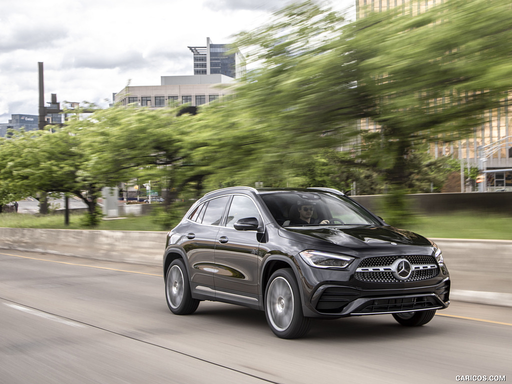 2021 Mercedes-Benz GLA 250 4MATIC (US-Spec) - Front Three-Quarter