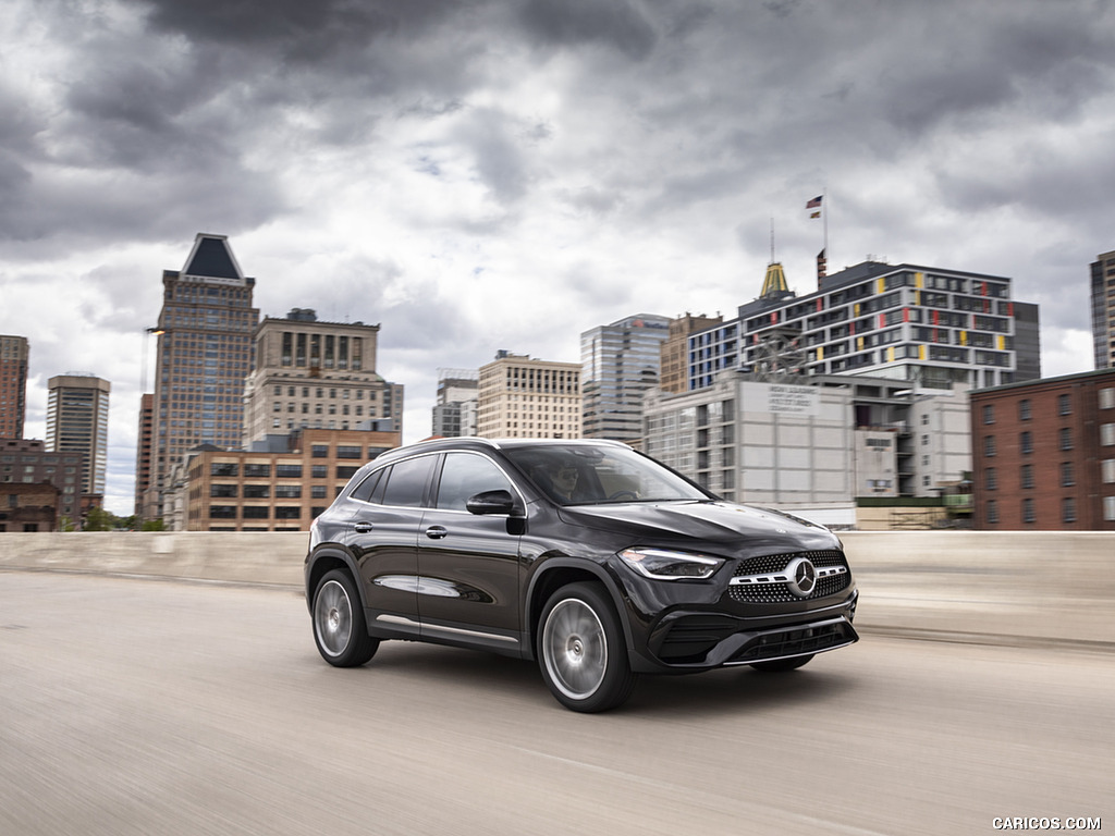 2021 Mercedes-Benz GLA 250 4MATIC (US-Spec) - Front Three-Quarter