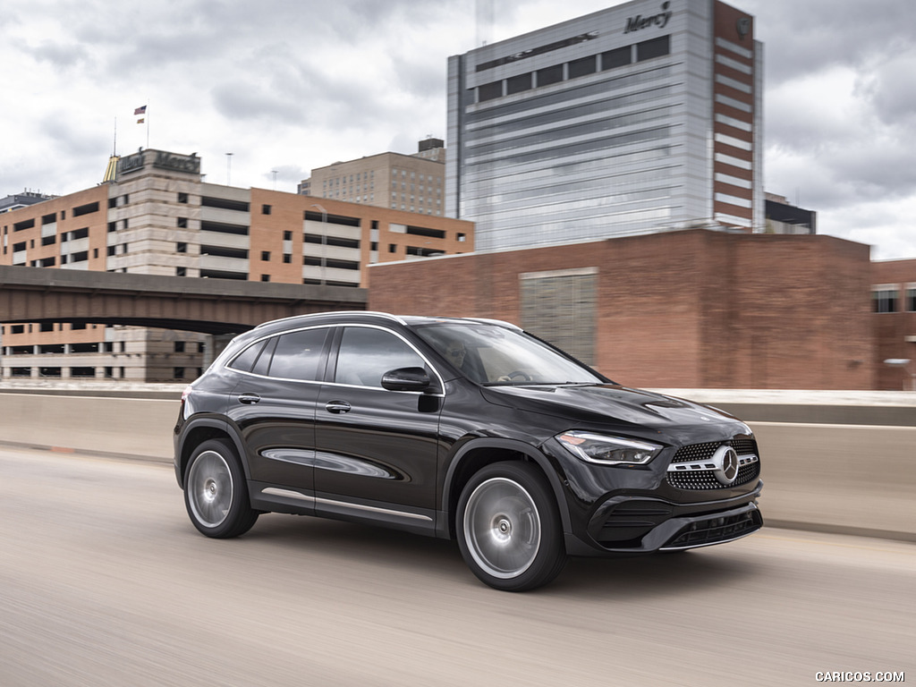 2021 Mercedes-Benz GLA 250 4MATIC (US-Spec) - Front Three-Quarter