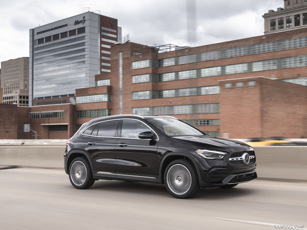 2021 Mercedes-Benz GLA 250 4MATIC (US-Spec) - Front Three-Quarter