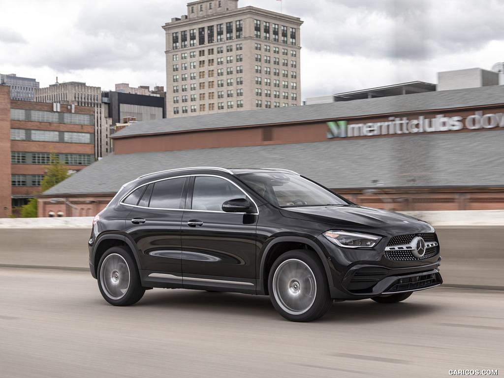 2021 Mercedes-Benz GLA 250 4MATIC (US-Spec) - Front Three-Quarter