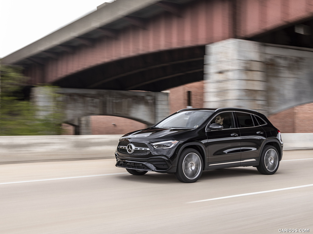 2021 Mercedes-Benz GLA 250 4MATIC (US-Spec) - Front Three-Quarter