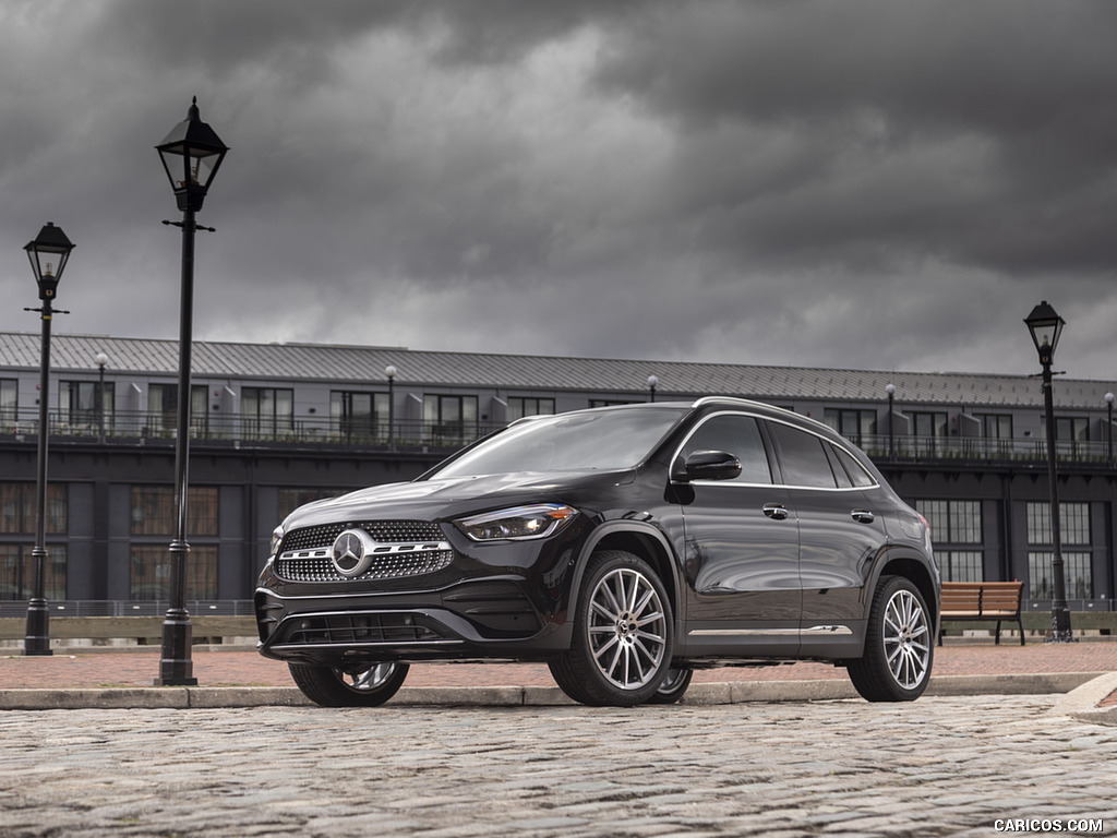 2021 Mercedes-Benz GLA 250 4MATIC (US-Spec) - Front Three-Quarter