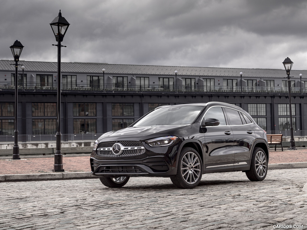 2021 Mercedes-Benz GLA 250 4MATIC (US-Spec) - Front Three-Quarter