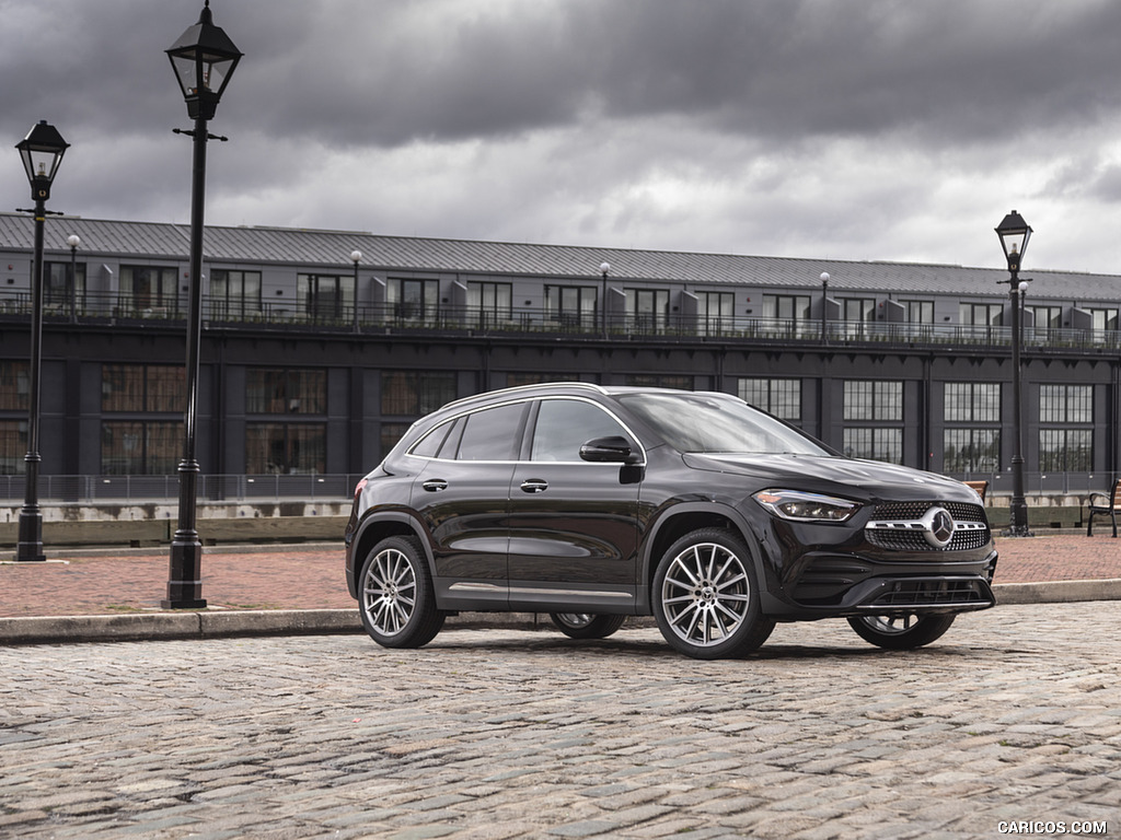 2021 Mercedes-Benz GLA 250 4MATIC (US-Spec) - Front Three-Quarter