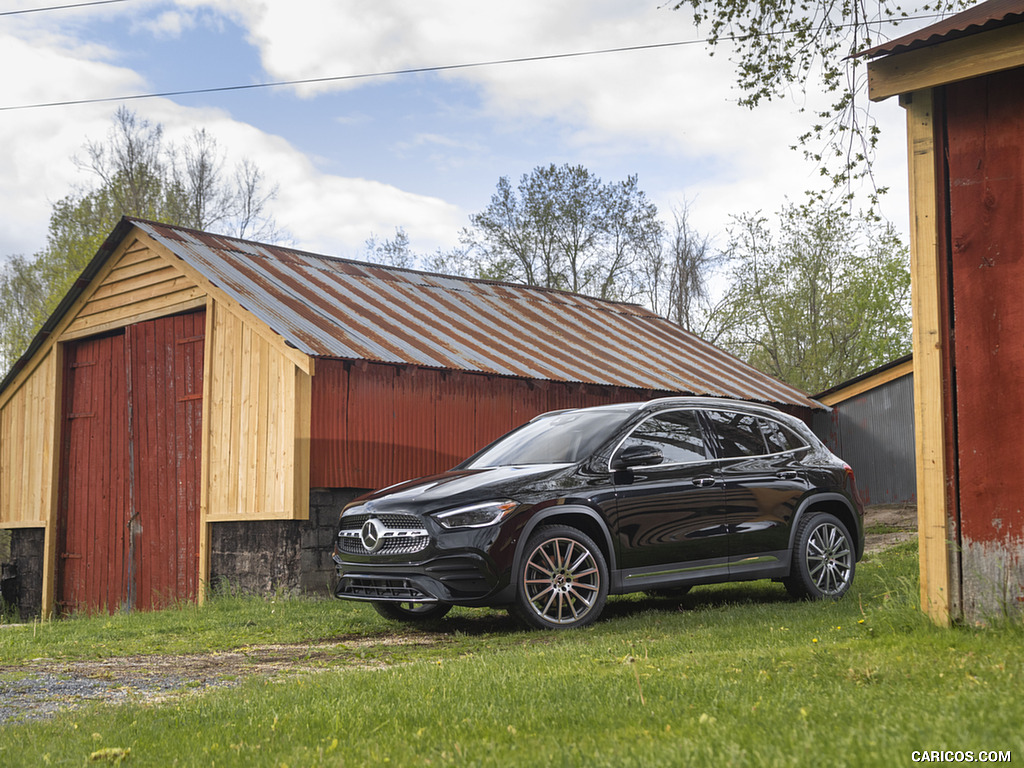 2021 Mercedes-Benz GLA 250 4MATIC (US-Spec) - Front Three-Quarter