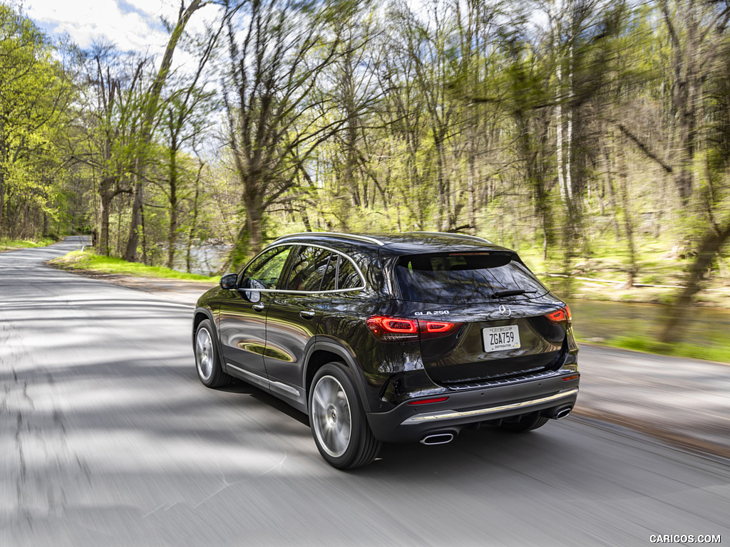 2021 Mercedes-Benz GLA 250 4MATIC (US-Spec) - Rear Three-Quarter