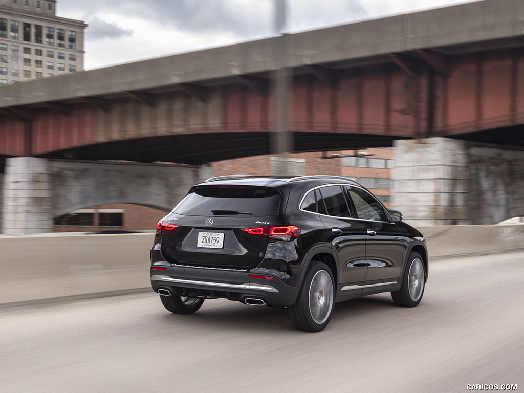 2021 Mercedes-Benz GLA 250 4MATIC (US-Spec) - Rear Three-Quarter