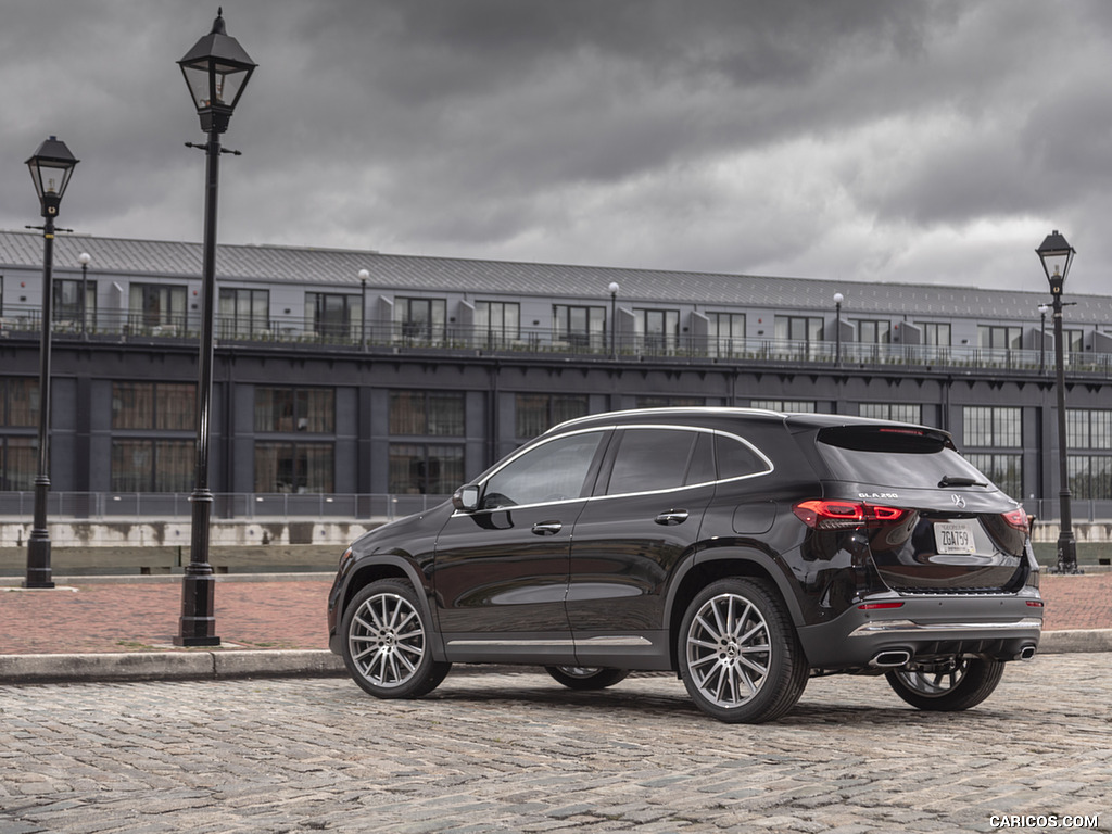 2021 Mercedes-Benz GLA 250 4MATIC (US-Spec) - Rear Three-Quarter