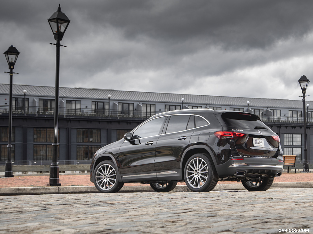 2021 Mercedes-Benz GLA 250 4MATIC (US-Spec) - Rear Three-Quarter