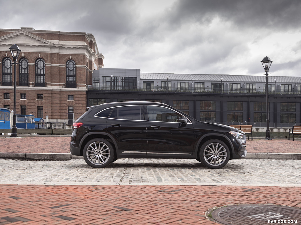 2021 Mercedes-Benz GLA 250 4MATIC (US-Spec) - Side