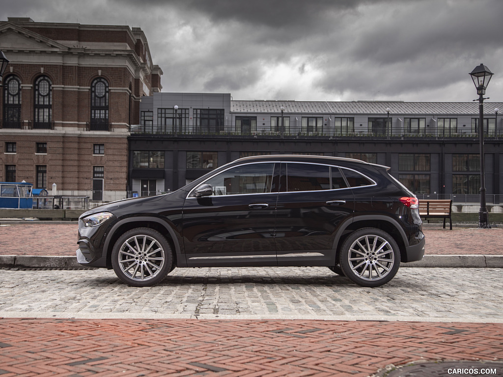 2021 Mercedes-Benz GLA 250 4MATIC (US-Spec) - Spoiler