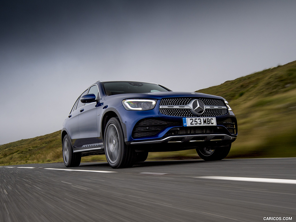 2021 Mercedes-Benz GLC 300 e Plug-In Hybrid (UK-Spec) - Front