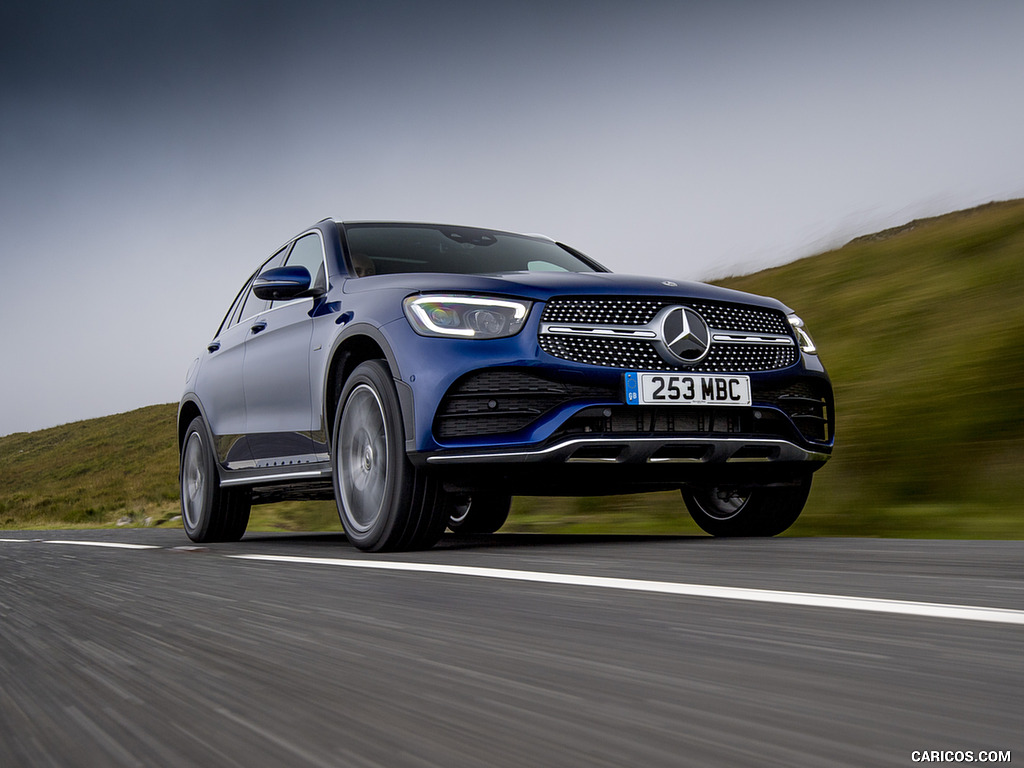 2021 Mercedes-Benz GLC 300 e Plug-In Hybrid (UK-Spec) - Front