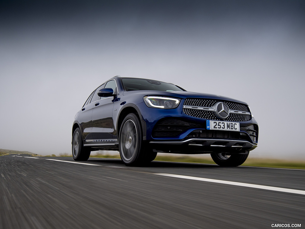 2021 Mercedes-Benz GLC 300 e Plug-In Hybrid (UK-Spec) - Front