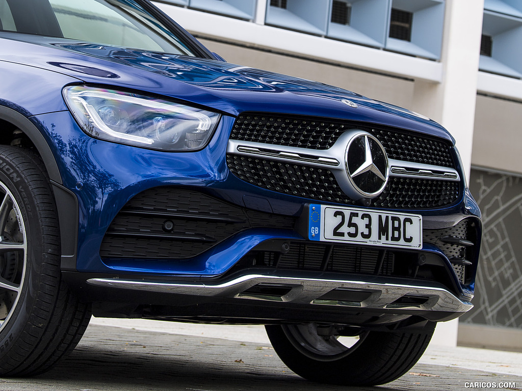 2021 Mercedes-Benz GLC 300 e Plug-In Hybrid (UK-Spec) - Front