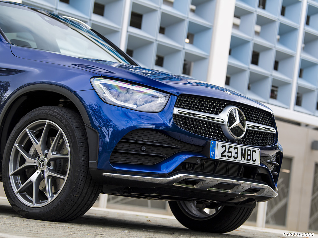 2021 Mercedes-Benz GLC 300 e Plug-In Hybrid (UK-Spec) - Front