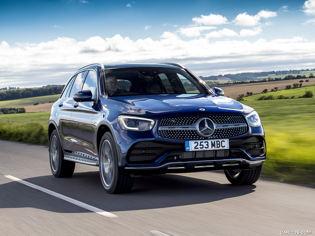 2021 Mercedes-Benz GLC 300 e Plug-In Hybrid (UK-Spec) - Front Three-Quarter