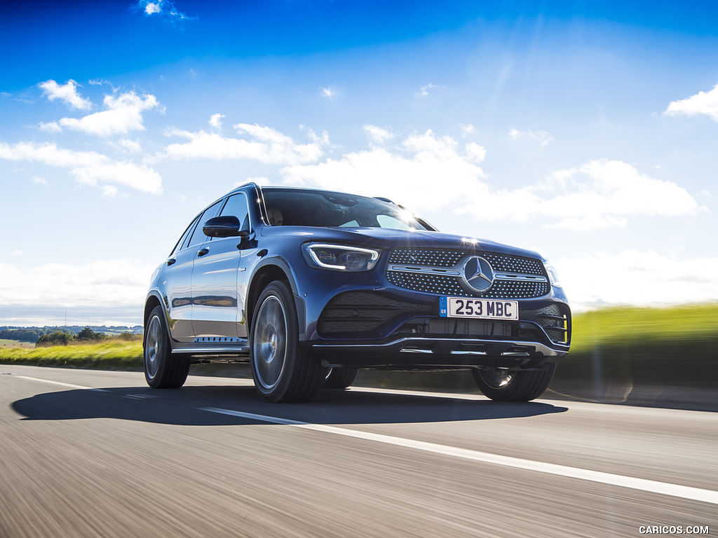 2021 Mercedes-Benz GLC 300 e Plug-In Hybrid (UK-Spec) - Front Three-Quarter