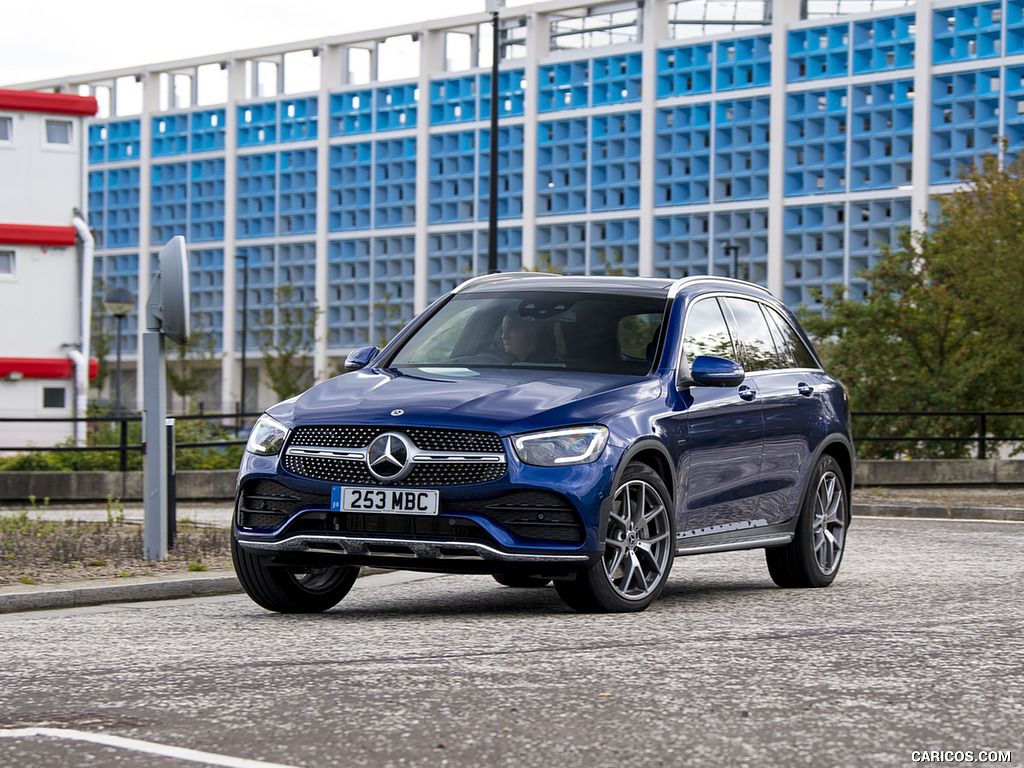 2021 Mercedes-Benz GLC 300 e Plug-In Hybrid (UK-Spec) - Front Three-Quarter