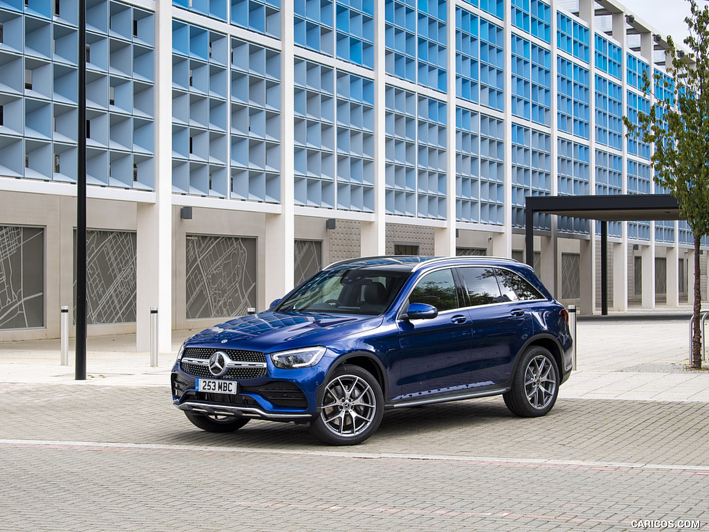 2021 Mercedes-Benz GLC 300 e Plug-In Hybrid (UK-Spec) - Front Three-Quarter