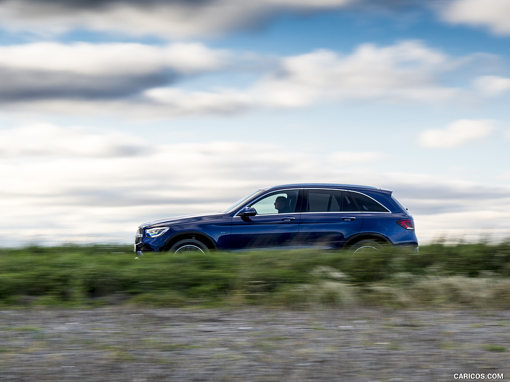 2021 Mercedes-Benz GLC 300 e Plug-In Hybrid (UK-Spec) - Side